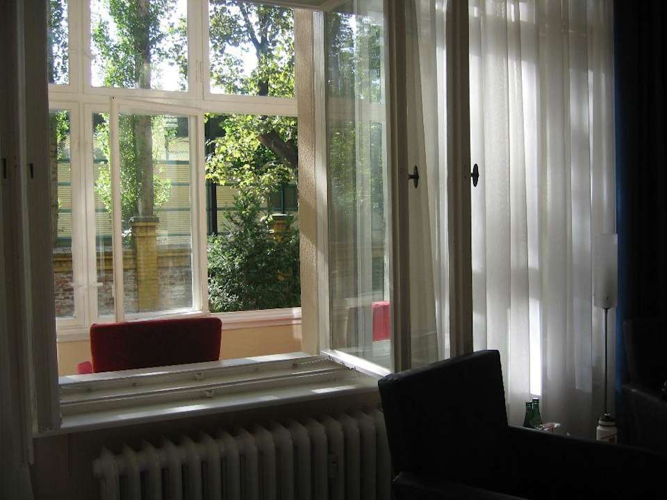 Blick auf den verglasten Balkon Hotel Gates