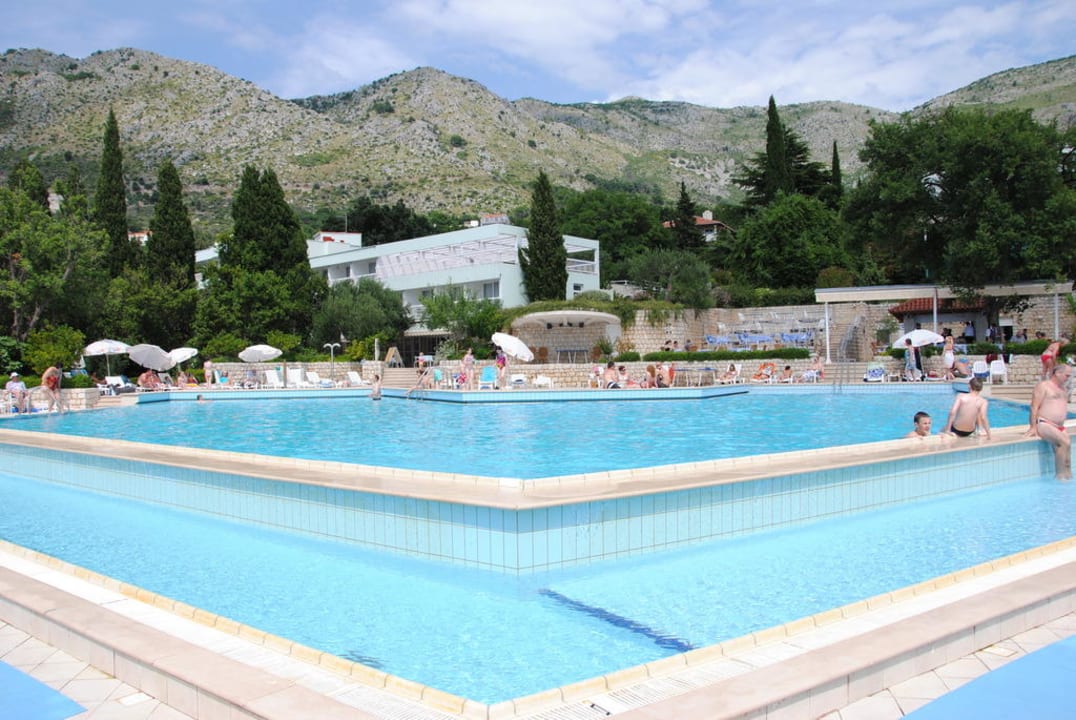 Poolanlage im Hintergrund das Hotel Orphee Hotel Orphee