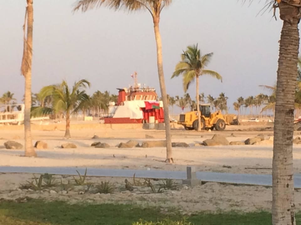 50m neber dem Kinderspielplatz ist Baustelle Salalah Rotana Resort