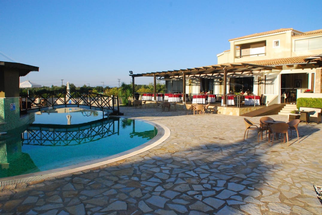 Pool und Speiseterrasse Olympia Golden Beach Resort & Spa