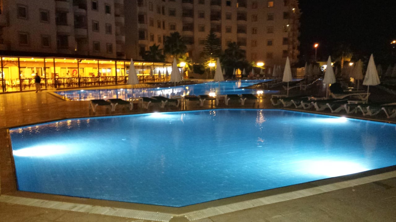 Pool am Abend Hotel Royal Garden Beach