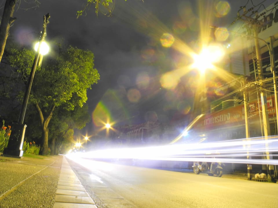 Die Strasse bei Nacht zum Hotel Hotel Lai Thai Guest House