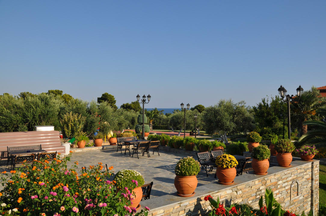 Blick über Garten zum Meer Blue Dolphin Resort Hotel