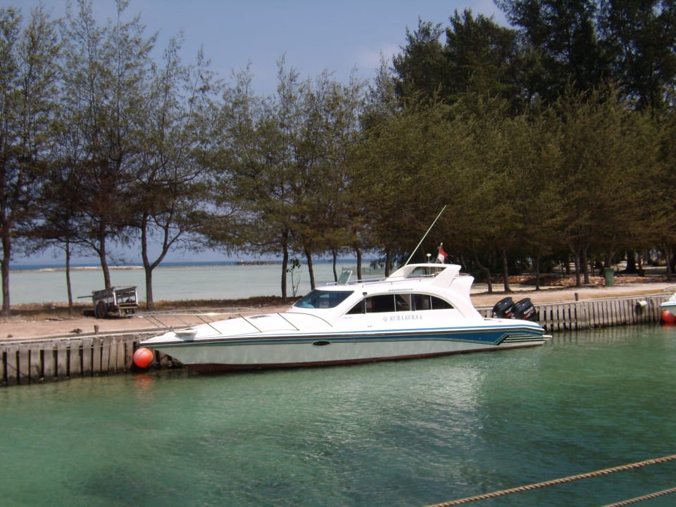 Eines der Hotelboote Kura Kura Resort