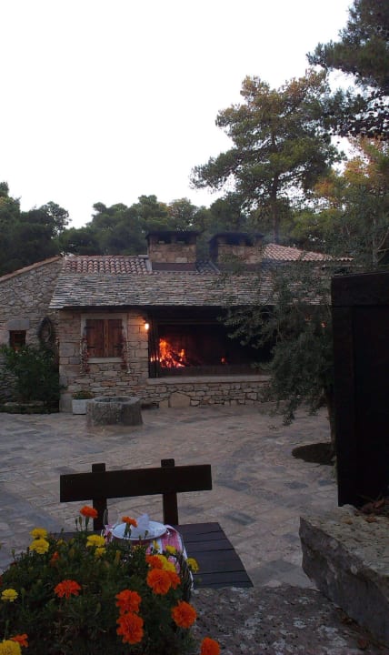 Traditionelles Restaurant im Freien. Gutes Essen! Amadria Park Ivan