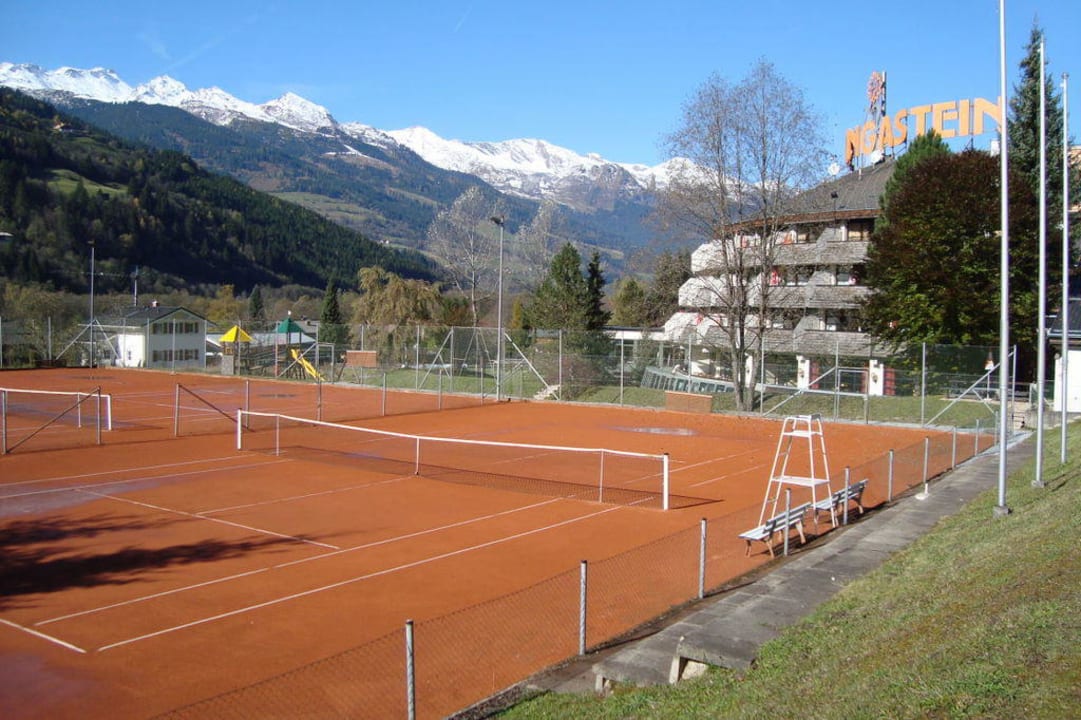 Tennisplätze vor Hotel mit Alpenpanorama Familienhotel Sonngastein