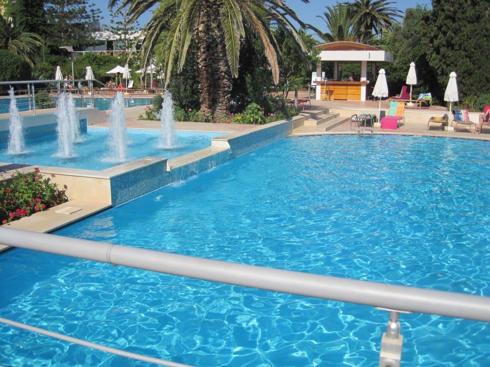 Pool Nr. 1, mit Whirlpool Caravia Beach Hotel