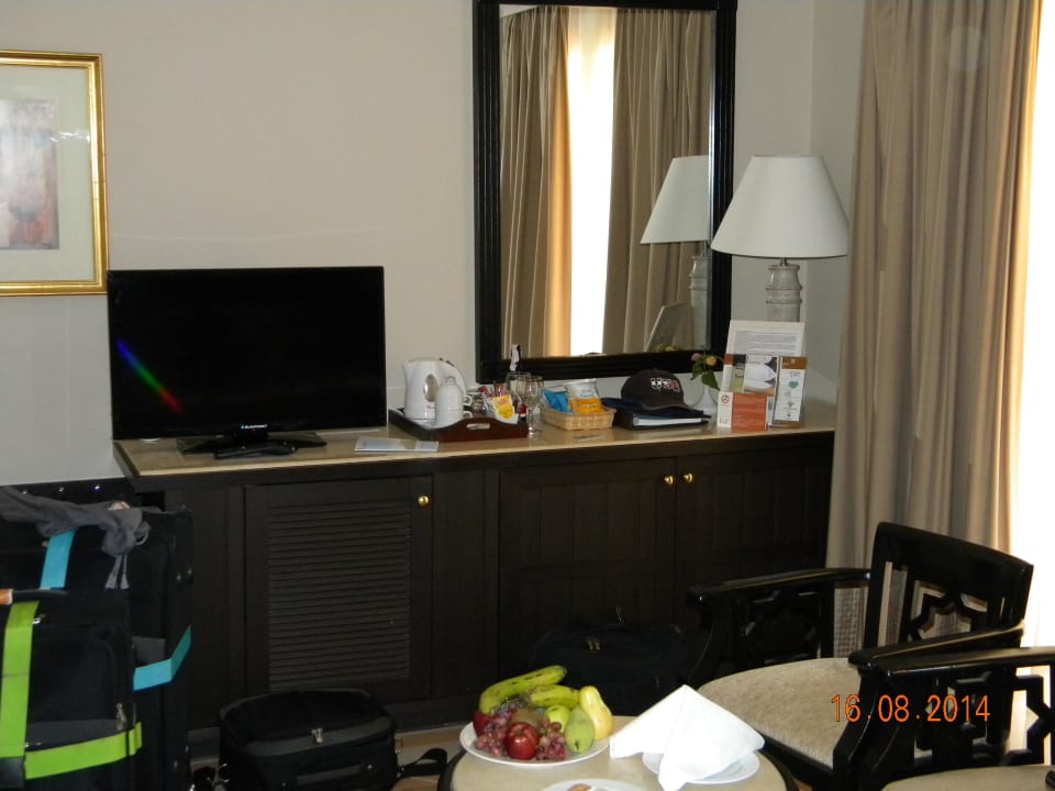 Fernseher und Minibar darunter Steigenberger Coraya Beach - Adults only