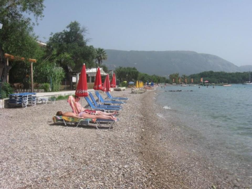 Kieselstrand vorm Hotel Elea Beach Hotel