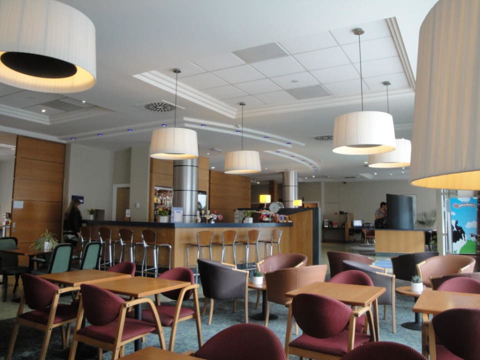 Blick vom Frühstücksraum zur Lobby und Rezeption Hotel Holiday Inn Express Antwerp City-North