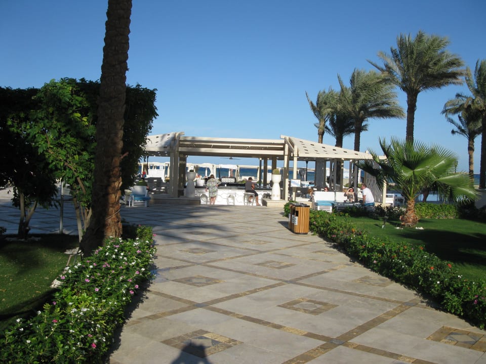 Weg zur Poolbar Premier Le Reve Hotel & Spa