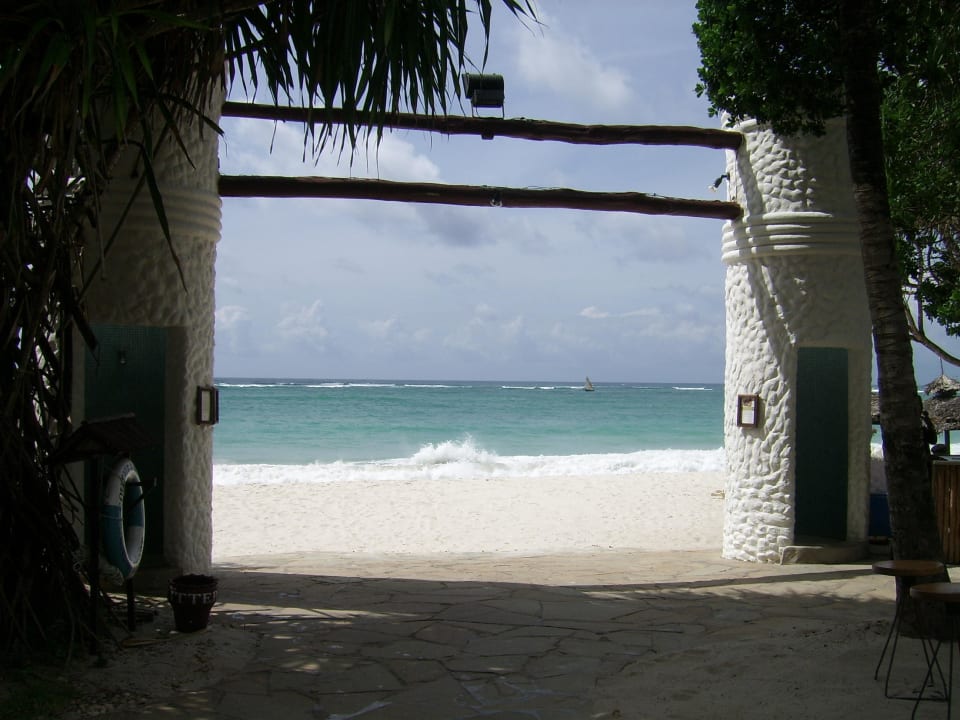 Strandzugang mit Duschen rechts und links Hotel Southern Palms Beach Resort