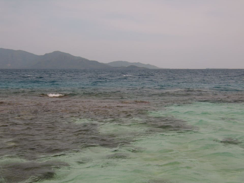 Das Meer - im Hintergrund die Hauptinsel Kura Kura Resort