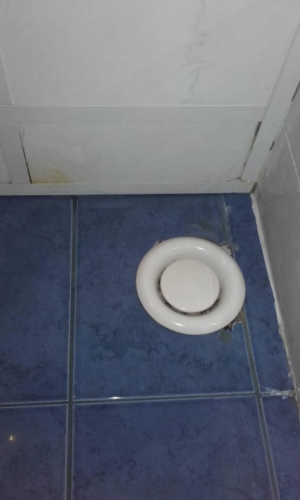 Wilgoć i pleśń w łazience Hotel Atlas