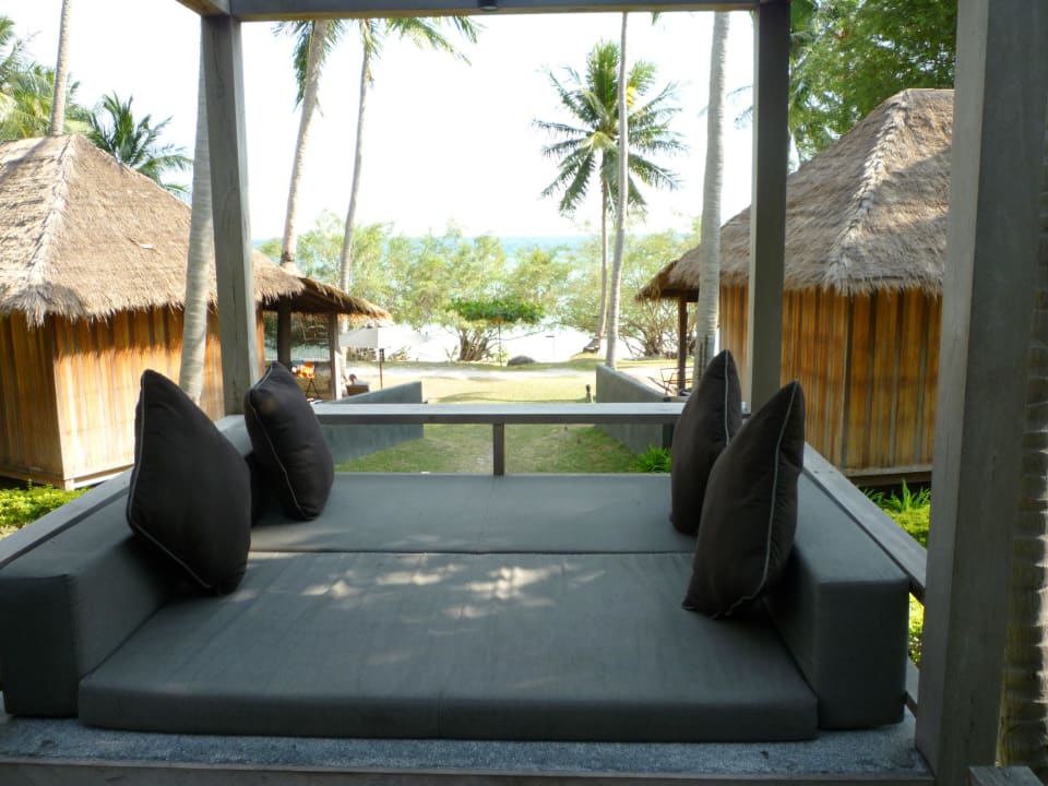 Großer überdachter Liegeplatz auf der Terrasse The Haad Tien Beach Resort