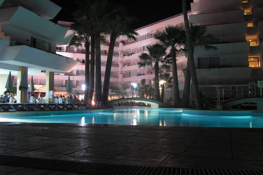 Poolanlage am Abend VIVA Eden Lago