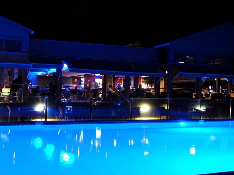 Die Poolanlage bei Nacht La Creole Beach Hotel & Spa