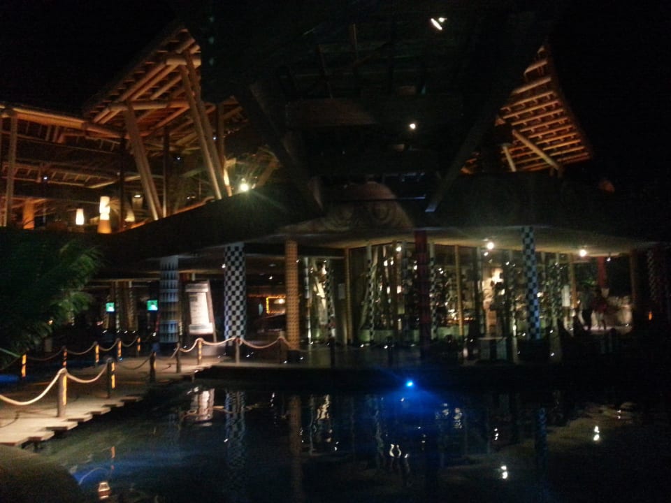 Eine der Bars bei Nacht Lopesan Baobab Resort