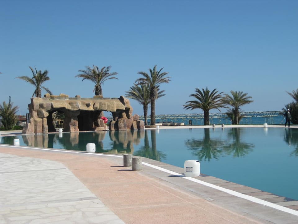 Blick auf Pool und Meer Papillon Belvil