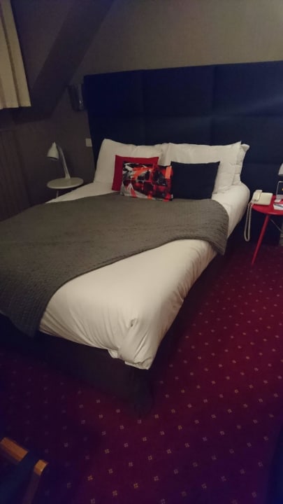 Blick aufs Bett Best Western Hotel Au Cheval Blanc Mulhouse Nord