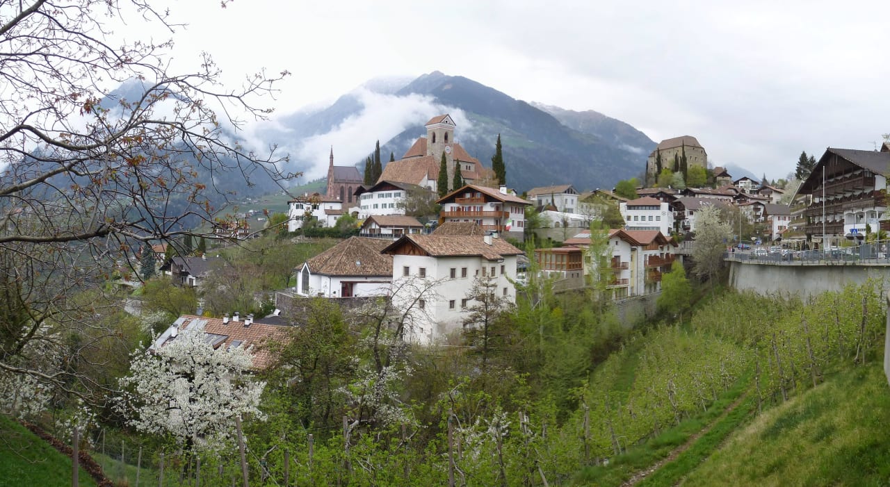 Schenna mit Hotel (rechts) Hotel Schennerhof