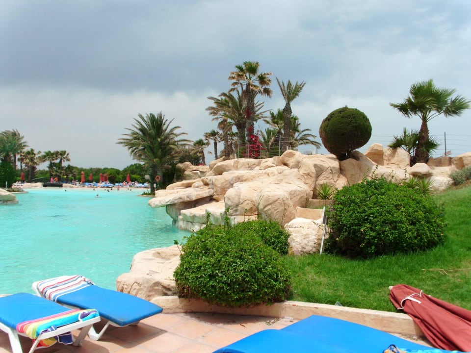 Pool mit Felslandschaft Sahara Beach Aquapark & Resort