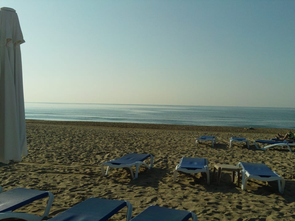 Fast leerer Strand am Nachmittag Dream World Resort & Spa