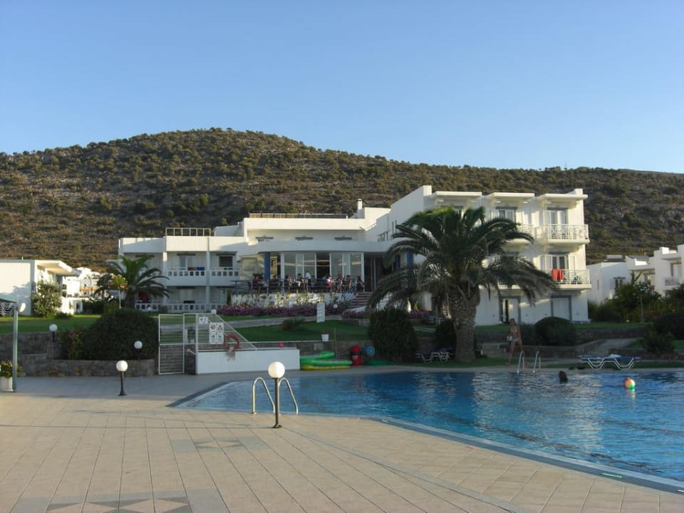 Poolanlage und Hotel Hotel Ariadne Beach