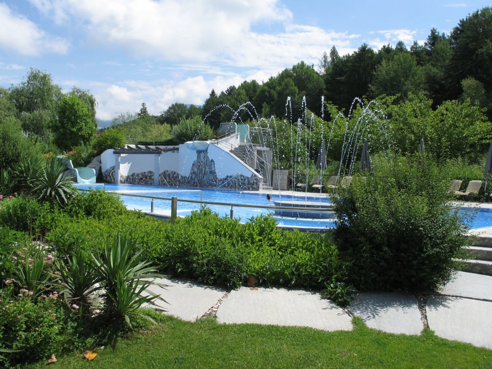 Weg zum Pool Gartenhotel Moser