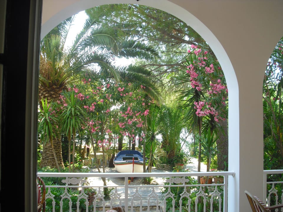 Schöner Ausblick vom Frühstücksraum in den Garten Porto Koukla Beach