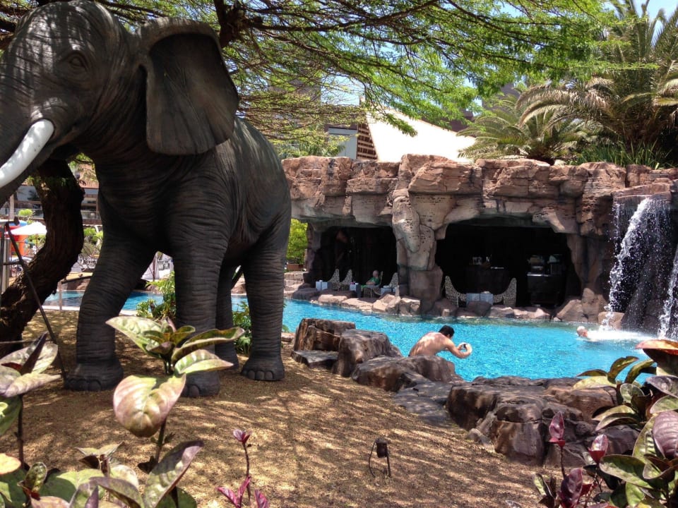 Wasserfall im Pool  Lopesan Baobab Resort