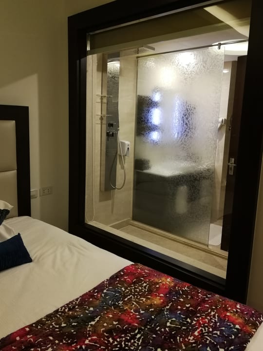 Blick vom Schlafzimmer in die Dusche Pickalbatros White Beach Resort - Hurghada