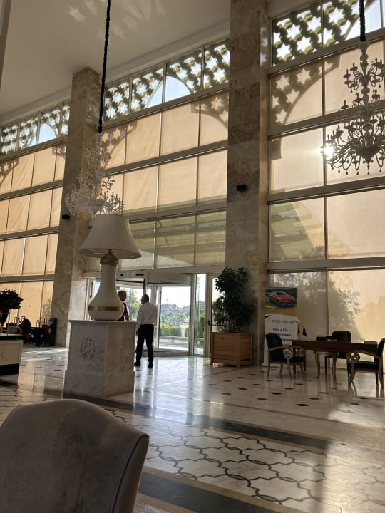 Lobby Well Palace Side