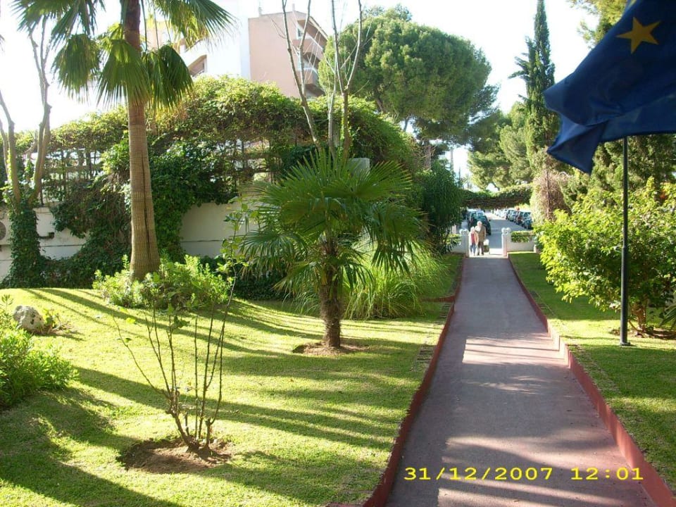 Gartenanlage und Weg zur Straße vom Hotel Aparthotel Pabisa Orlando