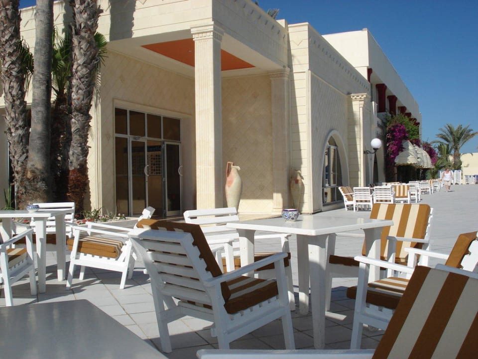 Bequeme Sitzmöglichkeit Nähe Pool und Hotelbar Royal Lido Resort & Spa