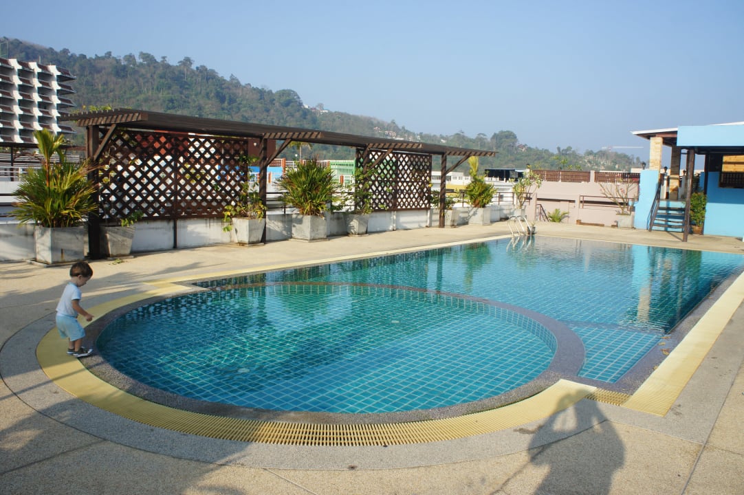 Бассейн на крыше Bed Time Patong Hotel