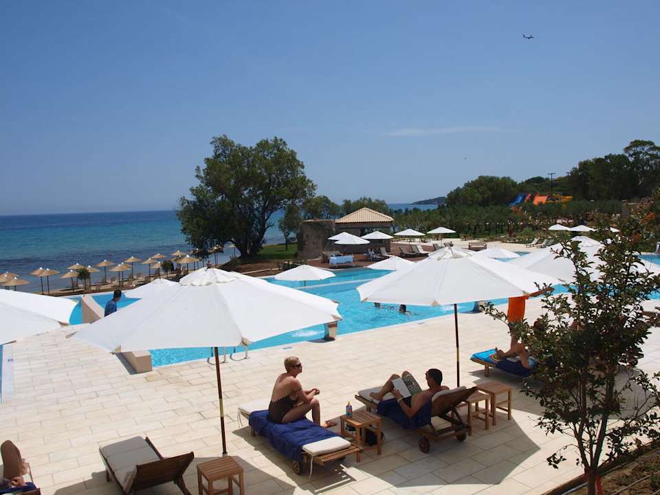 Piscine et vue mer Atlantica Eleon Grand Resort, Tragaki