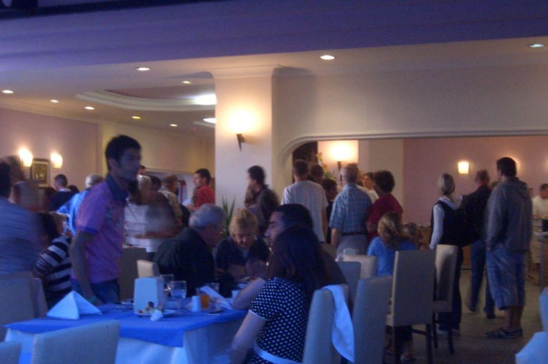 Warteschlange am Büffet Club Turtas Beach Hotel