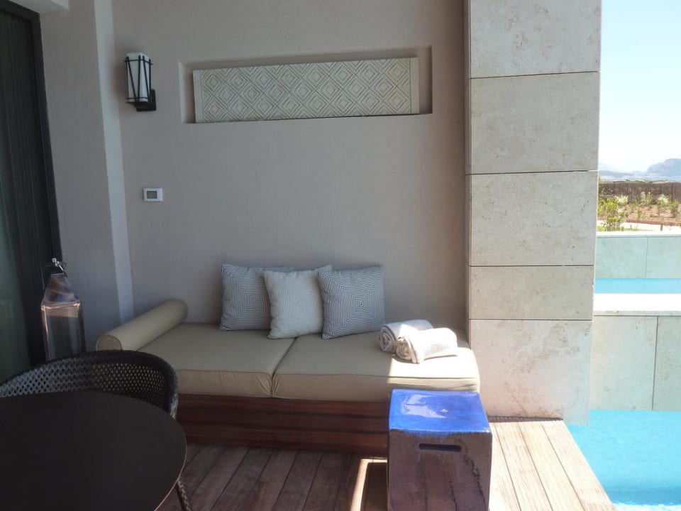 Terrasse unseres Poolzimmers The Romanos, a Luxury Collection Resort, Costa Navarino