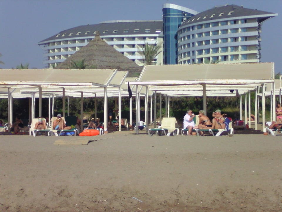 Blick vom Strand zum Hotel Royal Wings Hotel