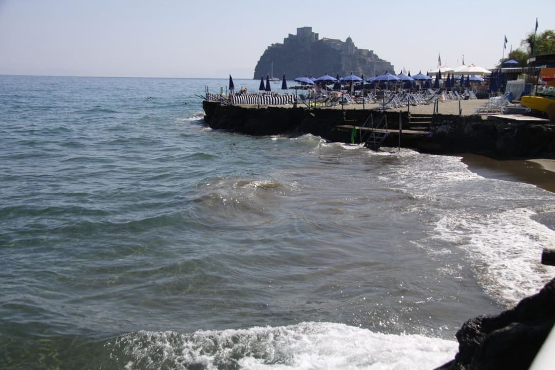 Вид с пляжа на замок Hotel Il Moresco Terme