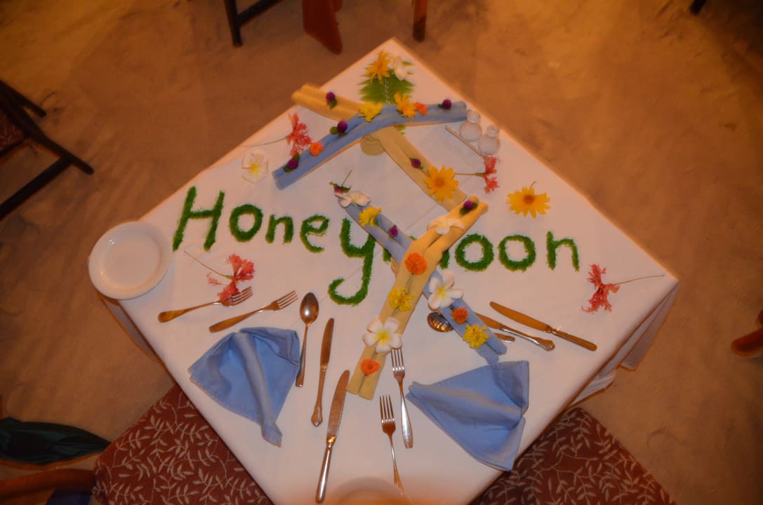 Tisch nachdem wir sagten, dass wir Honeymooner sind Adaaran Select Hudhuran Fushi - Premium All Inclusive