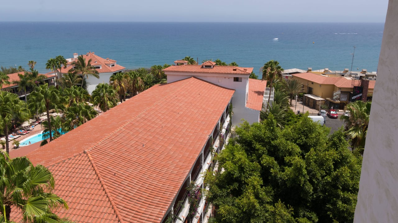 Blick vom Turm auf Hotel, Pool und Meer Hotel Parque Tropical