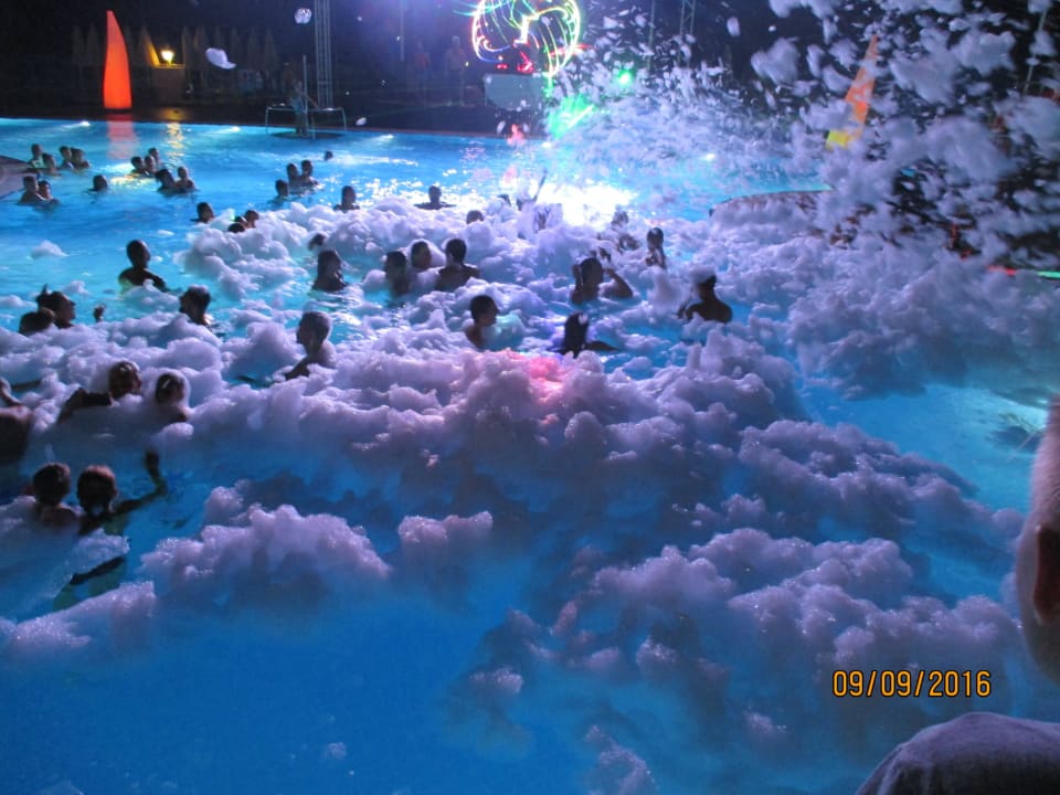 Poolparty Litore Resort & Spa