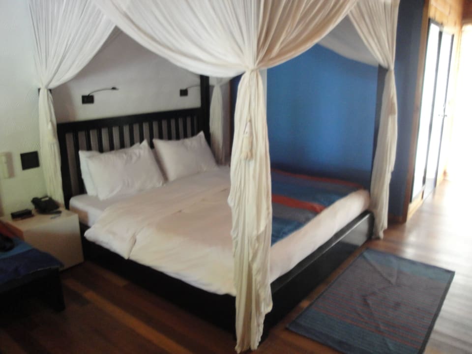 Himmelbett im Bungi 630 Meeru Maldives Resort Island