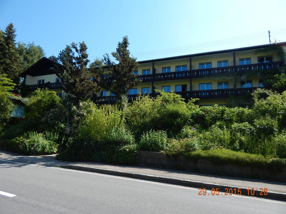 Von Straße aus Strandhotel Weyregg