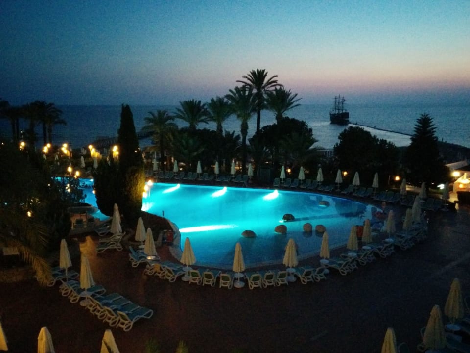 Pool am Abend PALOMA Perissia