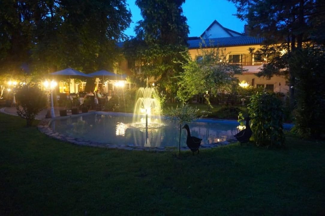 Gastgarten am Abend Hotel Kloepferkeller