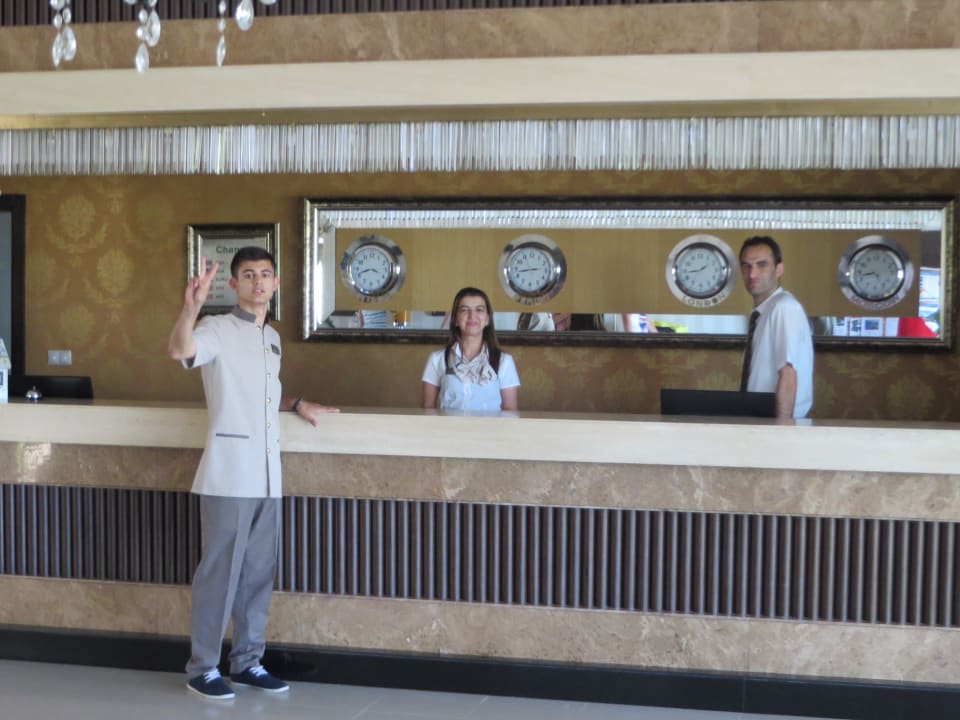 Rezeptionansicht mit tollem Personal Can Garden Resort