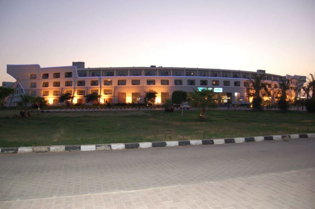 widok na hotel z ulicy Titanic Resort & Aqua Park